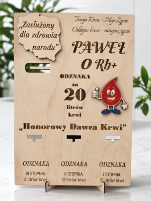 Drewniany ekspozytor na odznaki Honorowego Dawcy Krwi